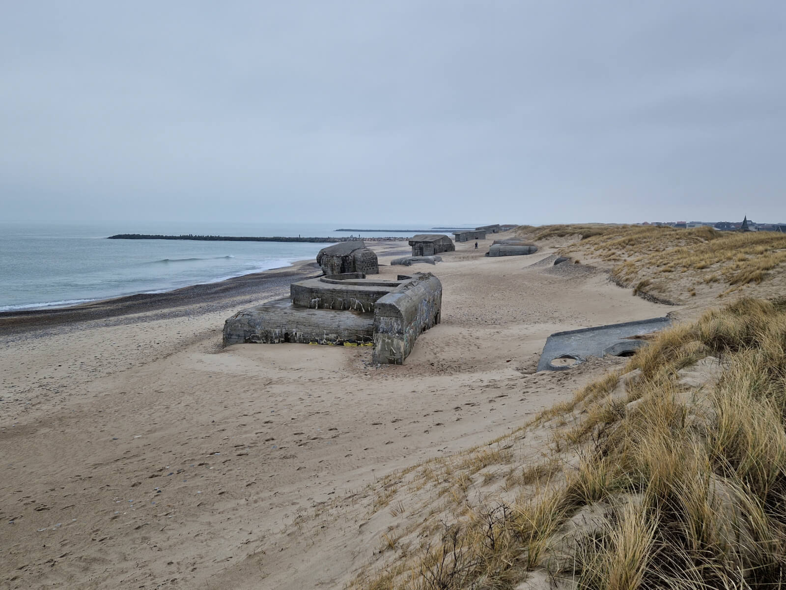 Bunkere i klitterne og på stranden ved Thyborøn