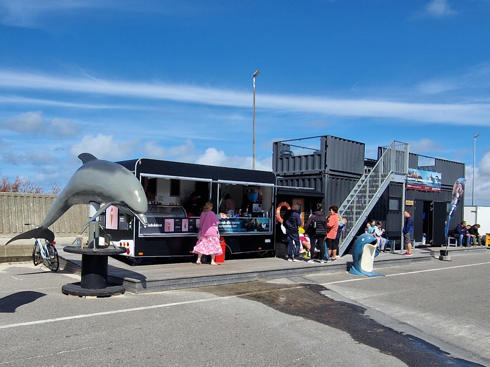 Isbåden iskiosk ved stranden i Thyborøn