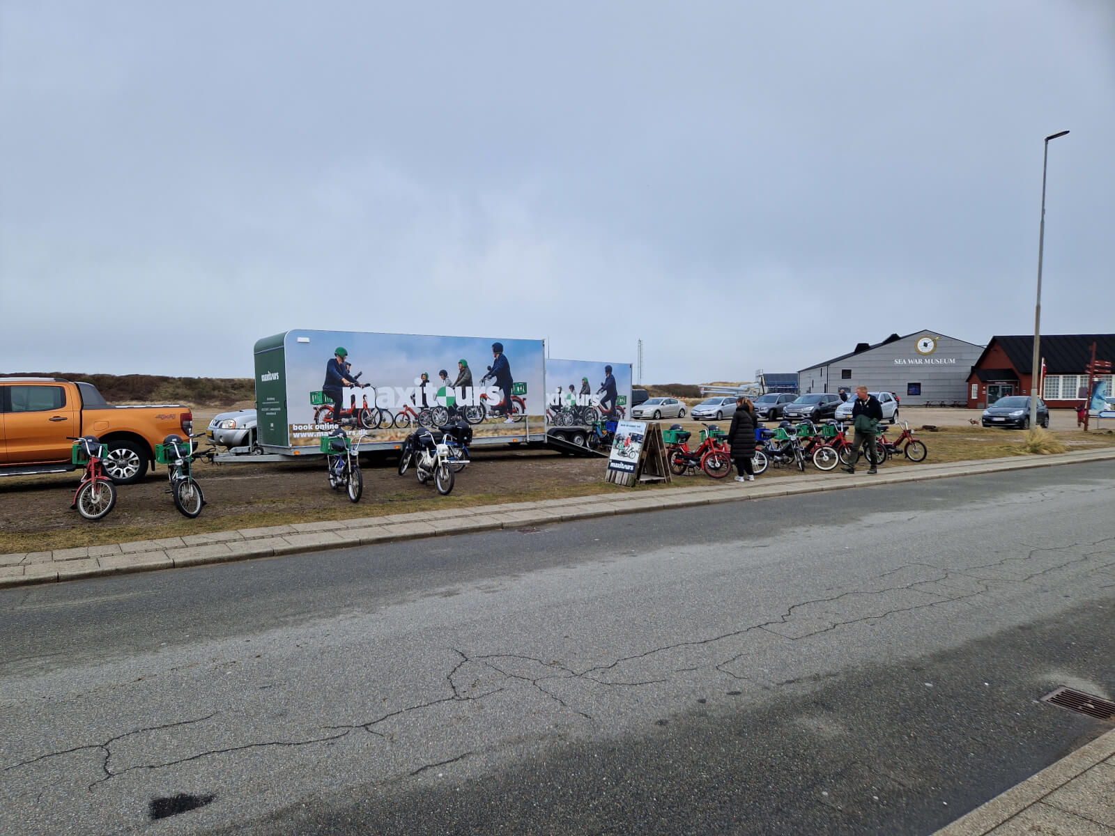 Maxi Tours tilbyder knallert sightseeing i Thyborøn