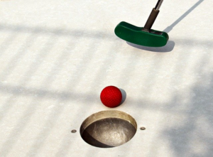 Spil minigolf i Thyborøn